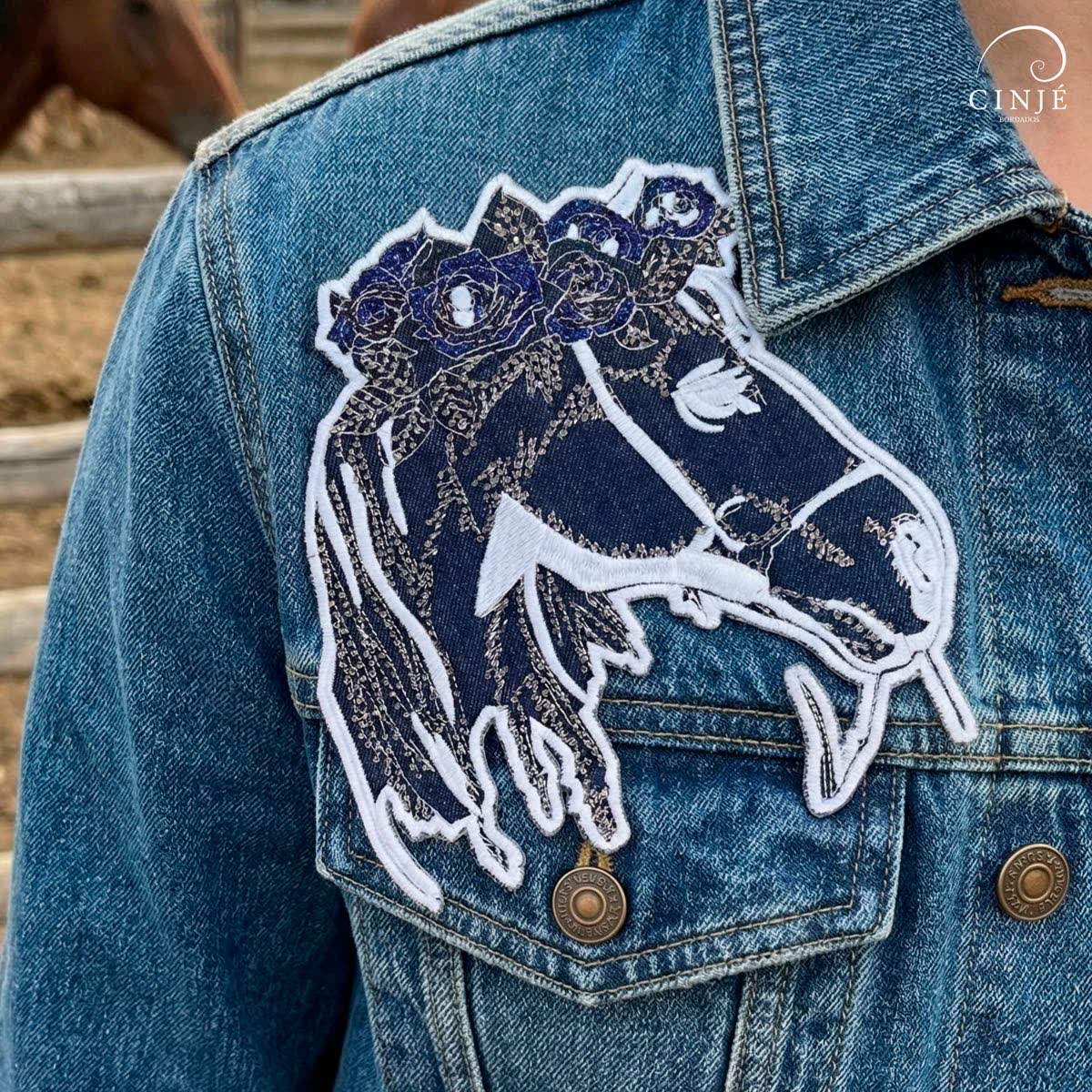 Patch de cavalo bordado em preto e branco